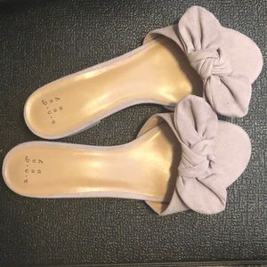 Low heel bow sandals